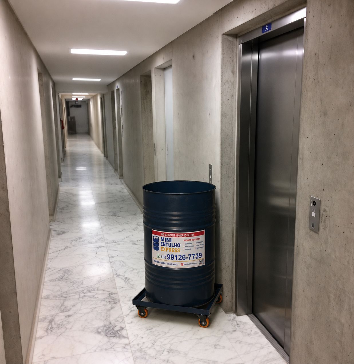 Entulho em corredor de condomínio